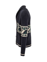 Cardigan Rakki' in 100% lana merino con motivo jacquard a contrasto. Collo sciallato, tasche frontali e chiusura a bottoni. - COLLEZIONE TEAM EC | $store$