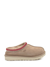 UGG Sabot Tasman in Suede Beige con Ricamo Rosso - COLLEZIONE TEAM EC | $store$