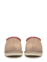 UGG Sabot Tasman in Suede Beige con Ricamo Rosso - COLLEZIONE TEAM EC | $store$