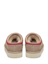 UGG Sabot Tasman in Suede Beige con Ricamo Rosso - COLLEZIONE TEAM EC | $store$