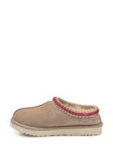 UGG Sabot Tasman in Suede Beige con Ricamo Rosso - COLLEZIONE TEAM EC | $store$
