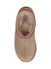 UGG Sabot Tasman in Suede Beige con Ricamo Rosso - COLLEZIONE TEAM EC | $store$