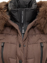 Piumino Marrone con Cintura e Cappuccio in Pelliccia Moncler - Abbigliamento Donna | $store$